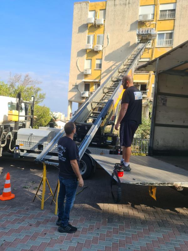 שירות הובלה עם מנוף להעברת רהיטים לקומה גבוהה
