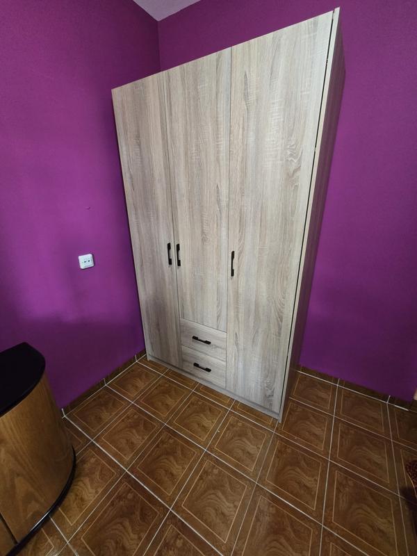 שולחן עבודה עם כוננית שהורכב לאחר ההובלה